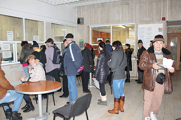 Aglomeraţie la ghişeele Casei Judeţene pentru Asigurări de Sănătate Satu Mare