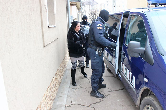 Descinderi la contrabandiştii lui Tona