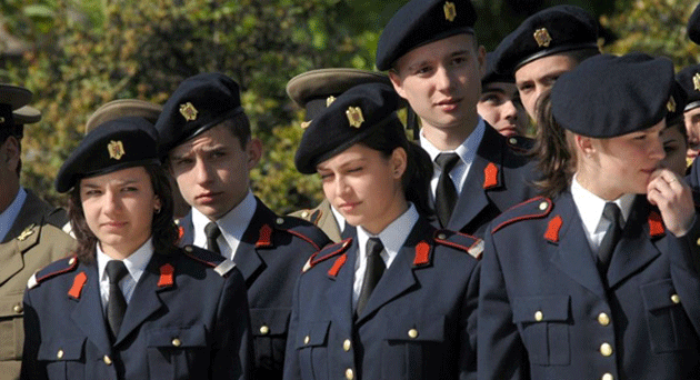 Tinerii, poftiţi să fie luaţi în evidenţă de Armată