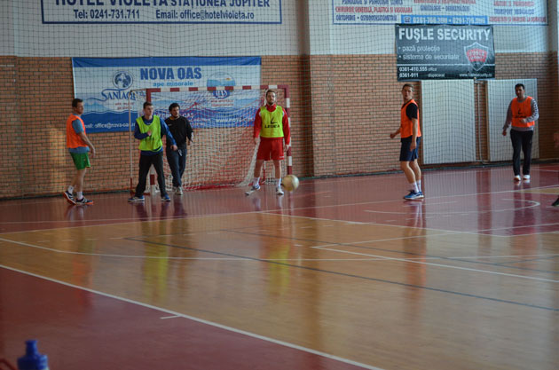 13 jucători la primul antrenament