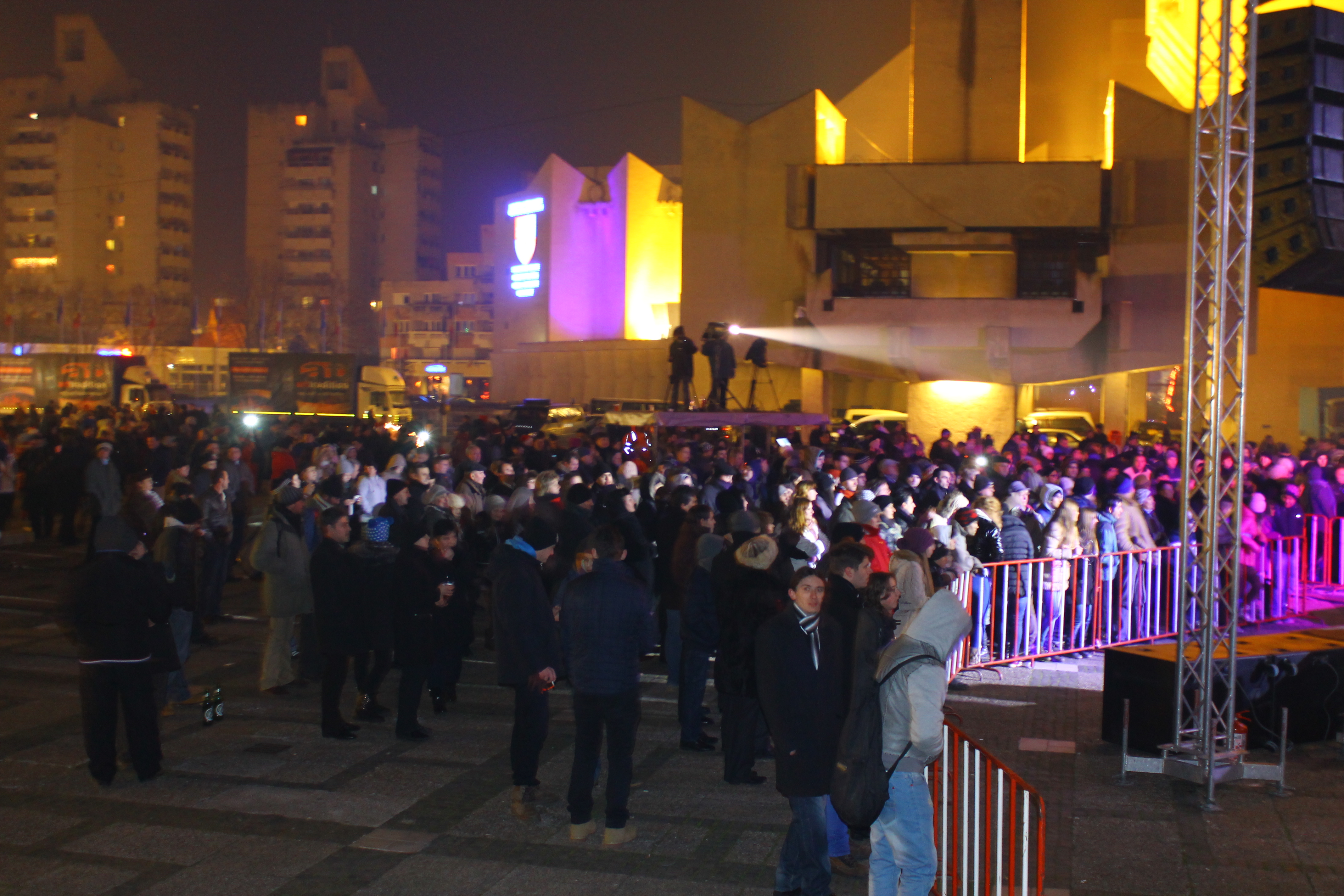 PETRECERE cu BOSQUITO şi FOC DE ARTIFICII în Centrul Nou