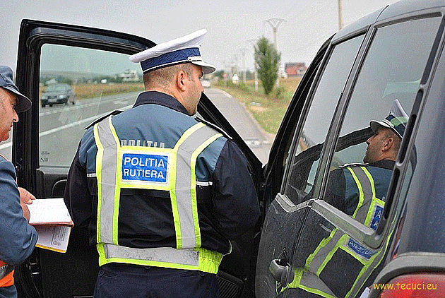 Cu permisul suspendat, cu maşină fără drept de circulaţie, dar cu dosar penal
