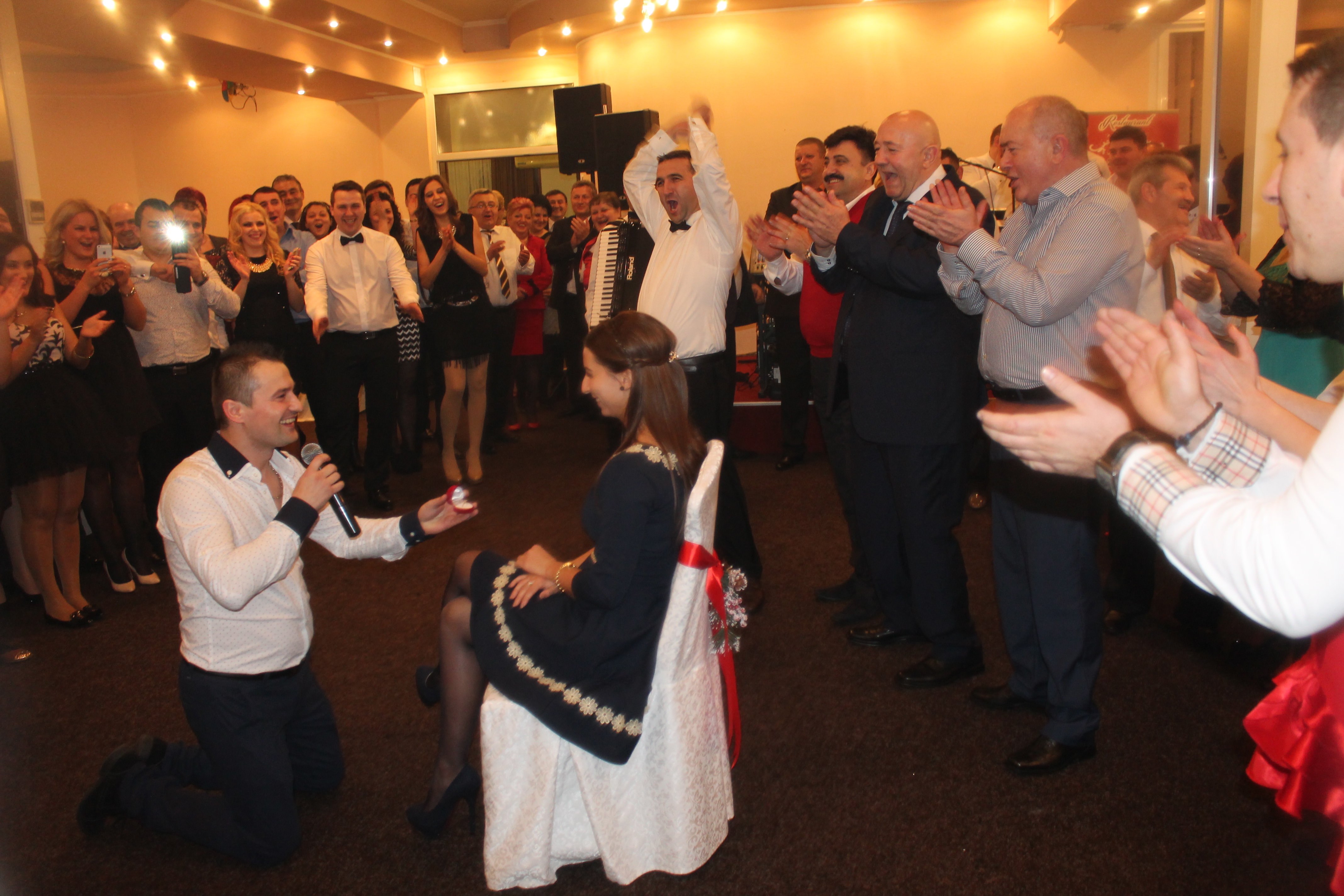 ANUL NOU, primit cu CHEF de sătmăreni. VEZI cum s-a DISTRAT lumea în NOAPTEA DE REVELION