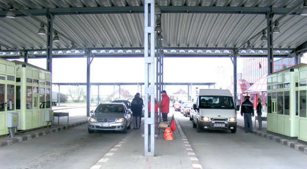 Femeie săltată din vamă  de poliţişti