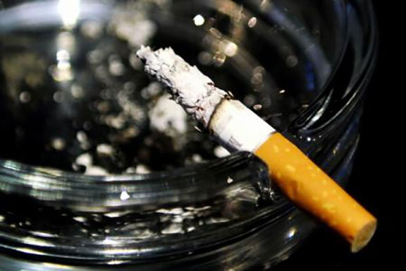 Țigareta electronică prezintă riscul de a crea dependență de nicotină în rândul tinerilor