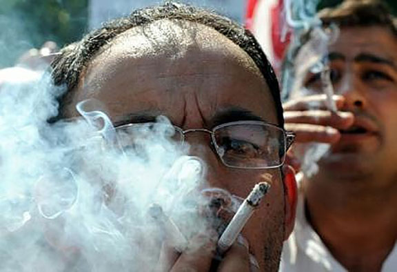 Tutunul provoacă decesul a peste jumătate dintre persoanele care fumează cu regularitate