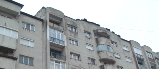 Acoperiş din Carpaţi II, la un pas să fie luat de vânt