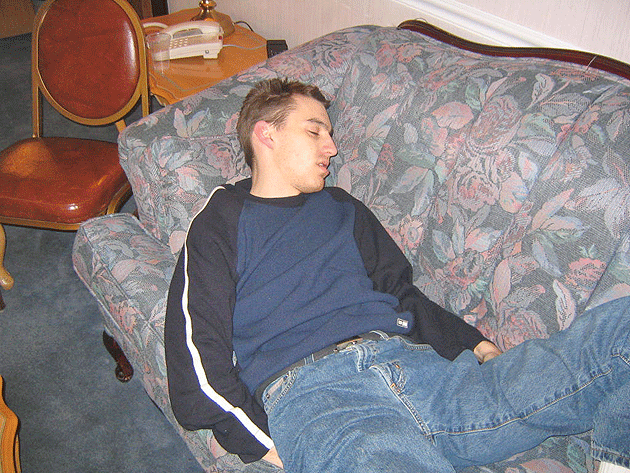 Un hoţ s-a îmbătat crunt şi a adormit la locul faptei