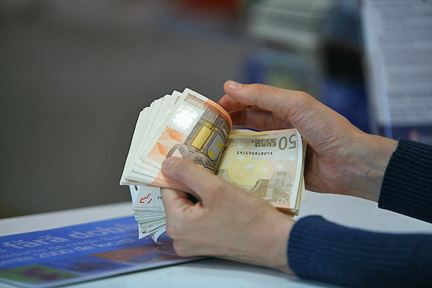 Sătmărenii, tot mai puţin datornici la bănci