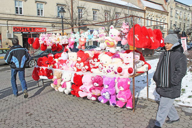 Îndrăgostiţii, aşteptaţi să cumpere cadouri de Valentine’s Day