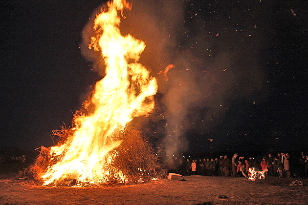 Iarna, alungată cu flăcări la Ardud