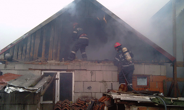 Acoperişul unei case din Negreşti, făcut scrum