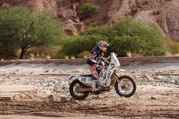 Mani Gyenes încearcă o nouă motocicletă