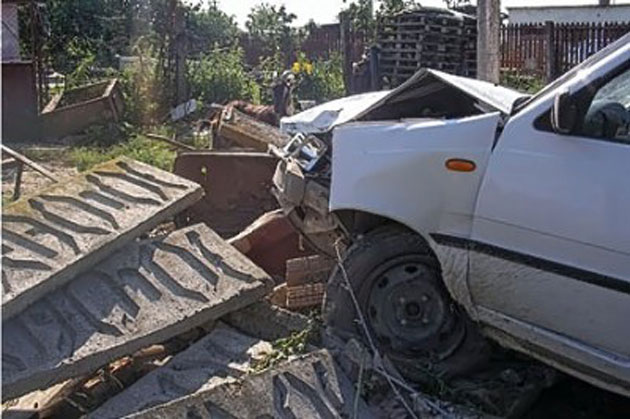 Un vitezoman “a parcat” în curtea unei case