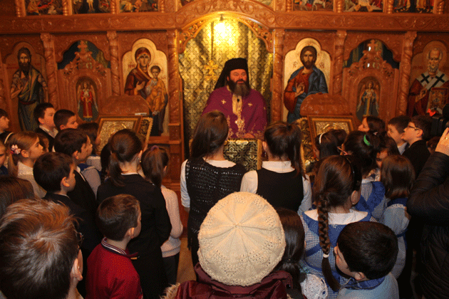 Tinerii, îndrumaţi să nu devină sclavii  telefoanelor mobile