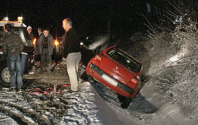 Viteza şi poleiul au produs accidente  în lanţ pe şosele