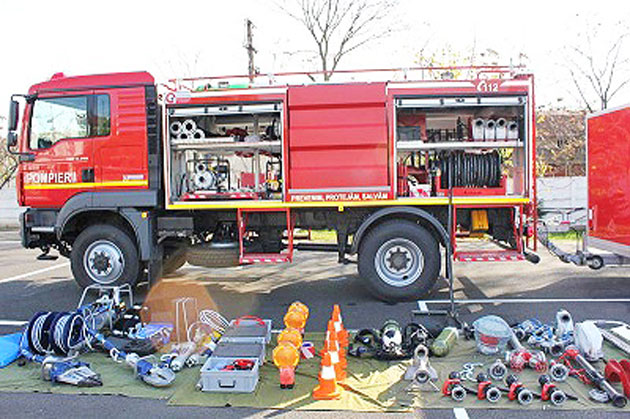 Pompierii îşi deschid larg porţile