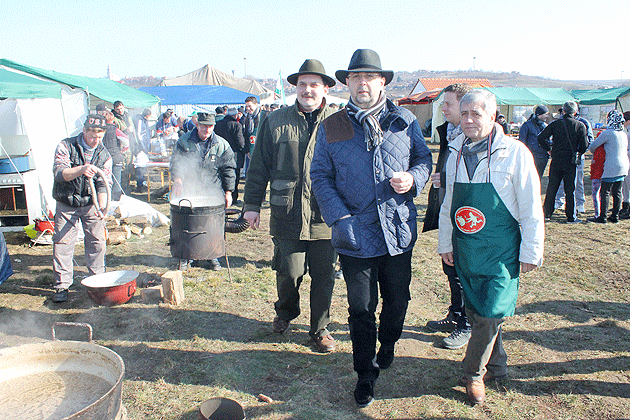 Sătmărenii, campioni neîncoronaţi  la tăierea porcului