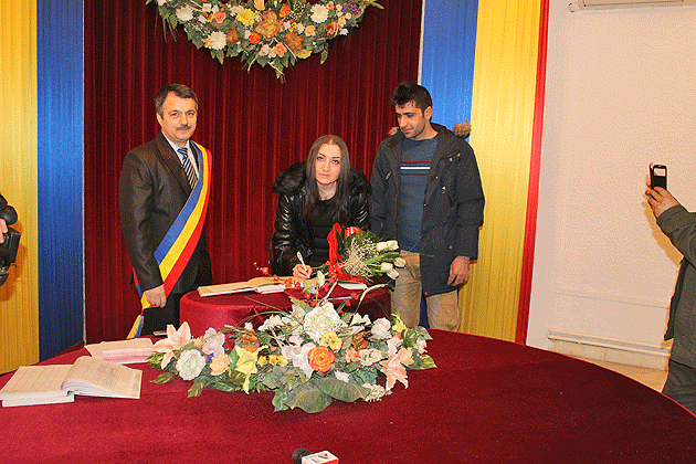Un afgan şi o sătmăreancă şi-au unit destinele  de Ziua Îndrăgostiţilor