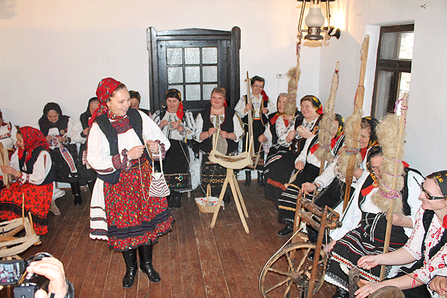 Şezătoare înainte de lăsatu’ secului  în Țara Oașului