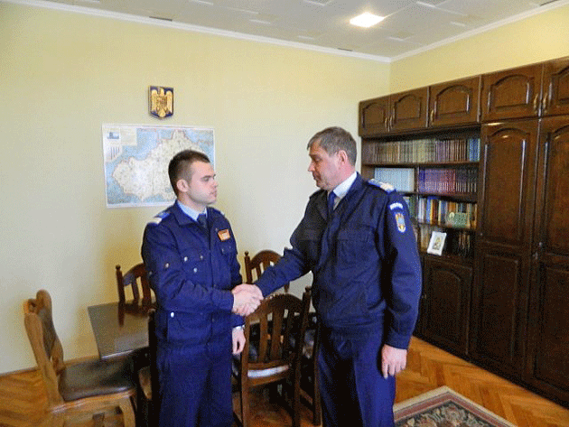 Un student jandarm al Academiei de Poliţie, în practică la Satu Mare