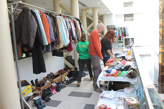 Târg caritabil pentru patrupedele adăpostite de Asociaţia Free Life