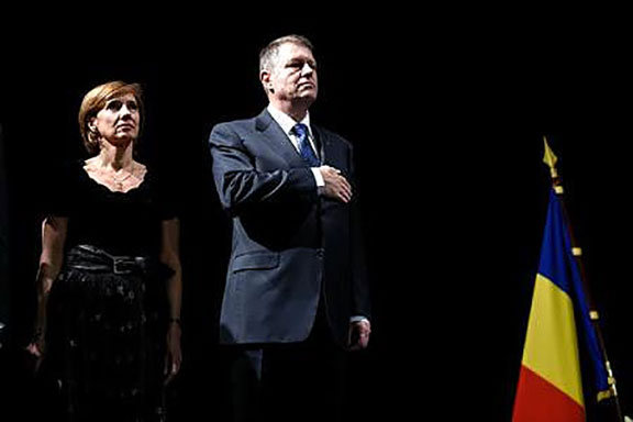 Președintele Klaus Iohannis și soția sa, la un dineu la Castelul Peleș, o premieră pentru România