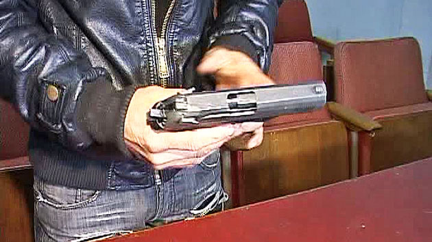 Tânăr ameninţat cu o armă de tip airsoft