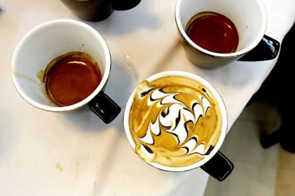 Băutorii înrăiți pot reduce riscul de a face cancer la ficat consumând cafea