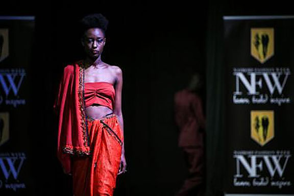 O școală kenyană le-a interzis mamelor să meargă la această instituție îmbrăcate cu rochii scurte