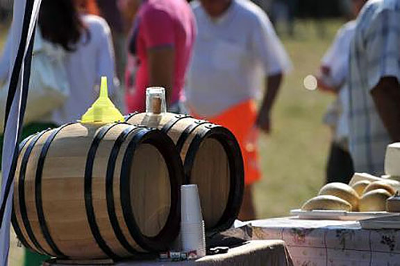 Țuica cu schinduc, băutura cu proprietăți miraculoase ținută secret de călugării de pe Ceahlău