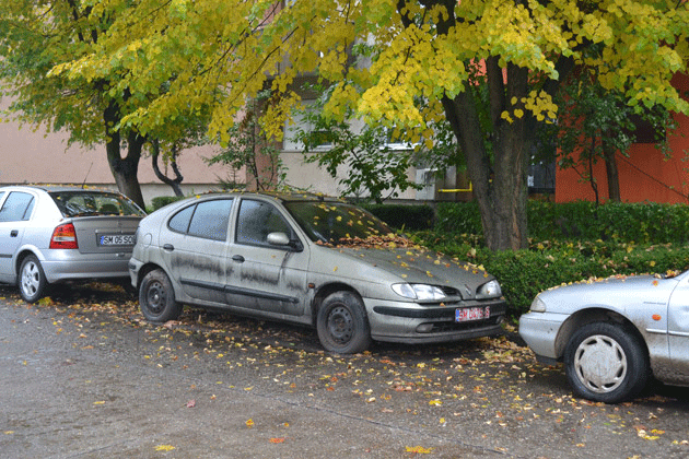 Sute de maşini abandonate pe străzile Sătmarului