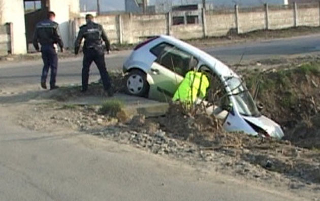 O mașină înmatriculată în Satu Mare a plonjat într-un canal din Baia Mare