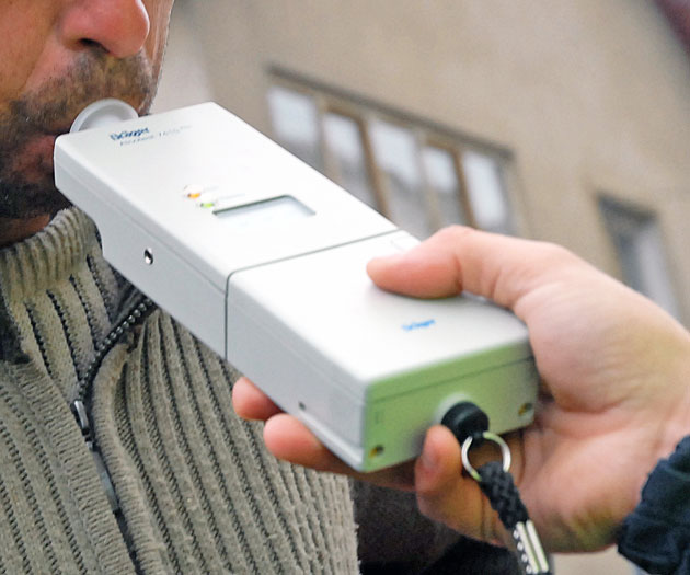 Un şofer s-a urcat la volan şi s-a ales cu dosar penal