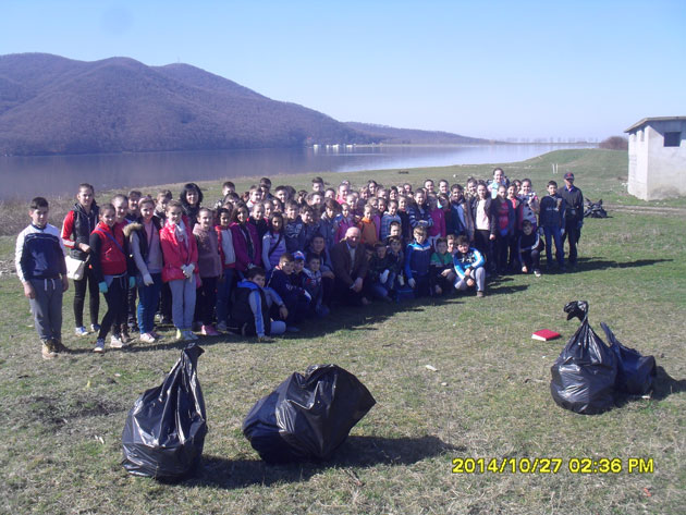 Barajul din Călinești Oaș, curățat de elevii din comună