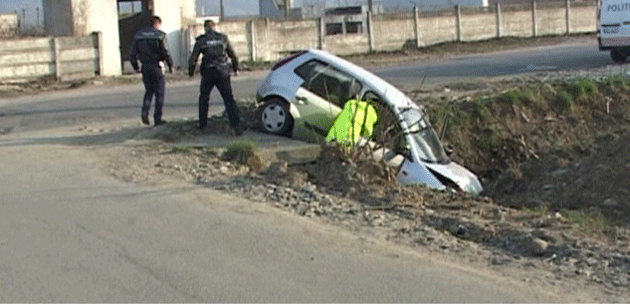 Un sătmărean beat, cu permisul anulat și cu o mașină furată, a plonjat într-un canal din Baia Mare