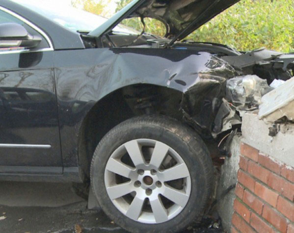 Băut bine la volan, a intrat  cu maşina într-o poartă