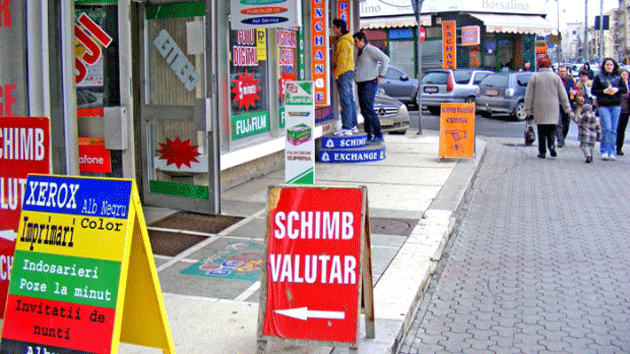 Aprecierea dolarului îi lasă reci pe sătmăreni