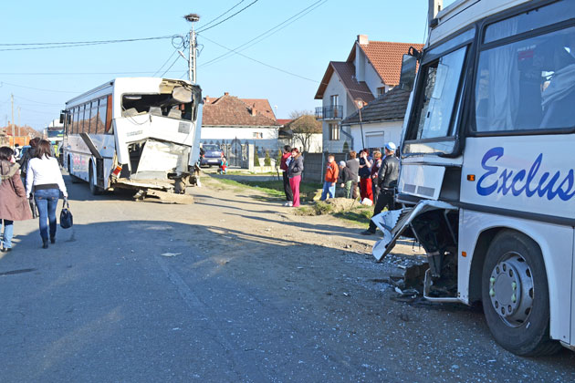 Două autobuze pline cu muncitori s-au ciocnit la Corod
