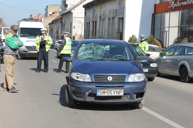 O tânără a fost luată pe capotă  pe strada Corvinilor