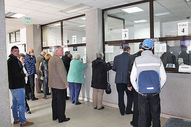 Sute de sătmăreni sunt executaţi silit