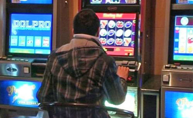 Şi-a descărcat nervii pe aparatul de jocuri mecanice