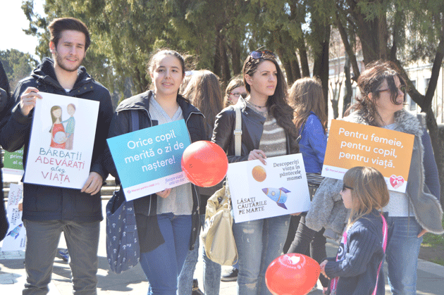 Sute de persoane au manifestat pentru viaţă la Satu Mare