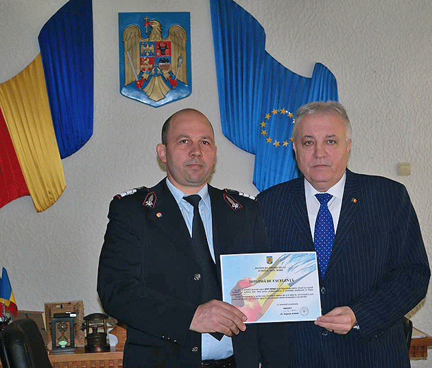 Pompierul-erou Mihai Ştef, recompensat  de prefectul Avram