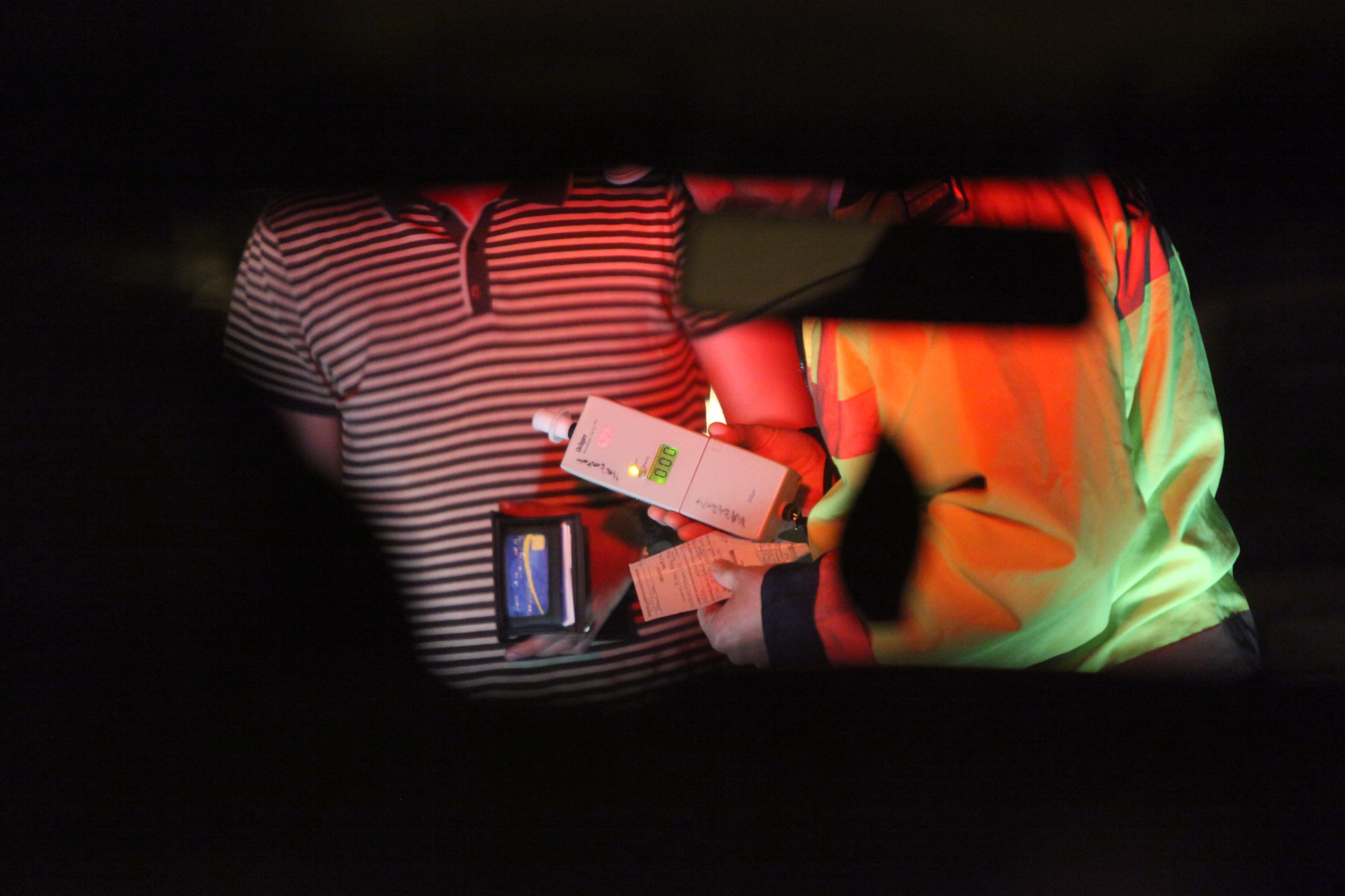 Un minor a condus o maşină cu numere false