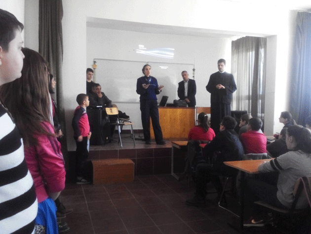 Tinerii sătmăreni, informaţi de poliţişti că banii  nu înseamnă totul