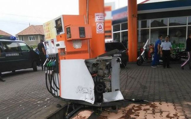 Un careian a intrat cu maşina într-o pompă de benzină