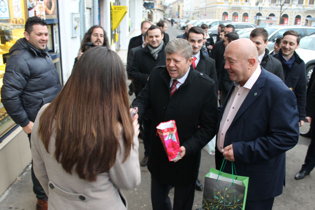 PSD şi PLR au vestit primăvara cu mărţişoare