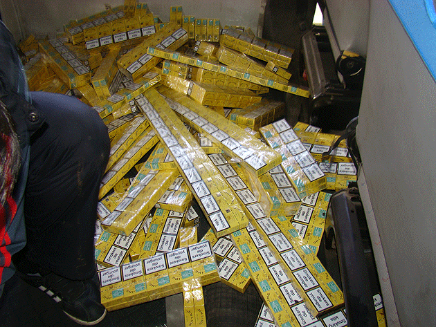 Ţigări ascunse în pereţii laterali şi plafonul unui autoturism