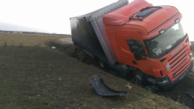 Tir răsturnat în șanț pe şoseaua de centură